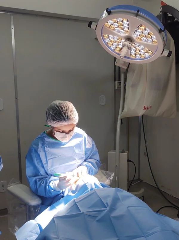 Dra. Elisa Barreto, especialista em oculoplástica, na dr.olho